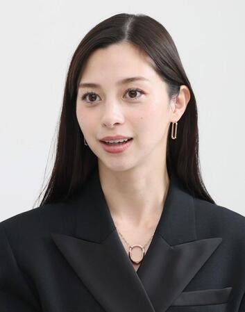 　取材に応じる中条あやみ