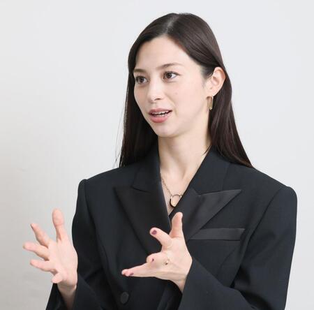 　取材に応じる中条あやみ