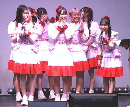 　大喜利で笑顔を見せる「ラフ×ラフ」＝１７日