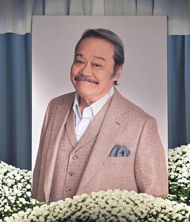 　西田敏行さんの遺影（撮影・持木克友）