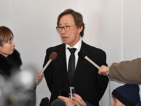 　囲み会見に応じる武田鉄矢（撮影・持木克友）