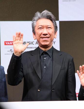 　笑顔で手を振る布袋寅泰