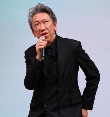 　入学検討者に語りかける布袋寅泰