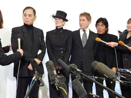 　囲み取材に応じる（左から）柴俊夫、萬田久子、田中健、松崎しげる