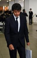 　お別れの会に出席した阿部寛（撮影・持木克友）