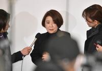 　囲み会見に応じる岸本加代子（撮影・持木克友）