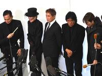 　囲み会見に応じる（左から）柴俊夫、萬田久子、田中健、松崎しげる（撮影・持木克友）