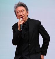 　入学検討者に語りかける布袋寅泰