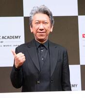 　ポーズを決める布袋寅泰