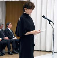 　弔辞を読む米倉涼子