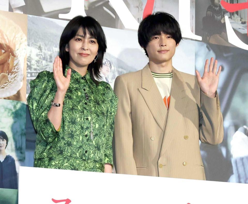 　登壇した松たか子（左）と松村北斗（撮影・中島達哉）