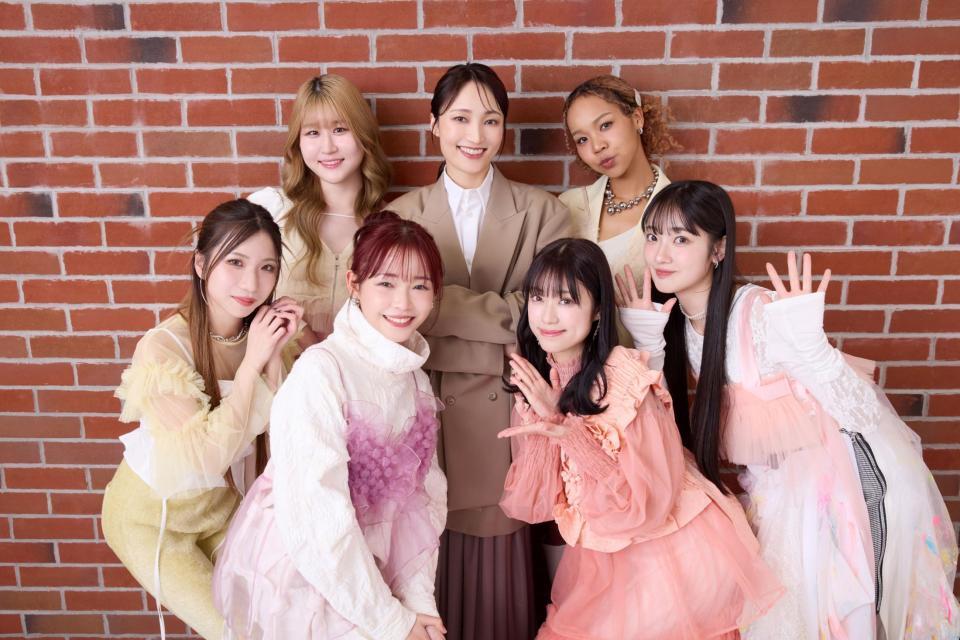 　ワタナベ２５ｔｈコンサート「ハッピーバースデー＆サンキュー」に出演する望海風斗（中央）とＬｉｔｔｌｅ　Ｇｌｅｅ　Ｍｏｎｓｔｅｒ