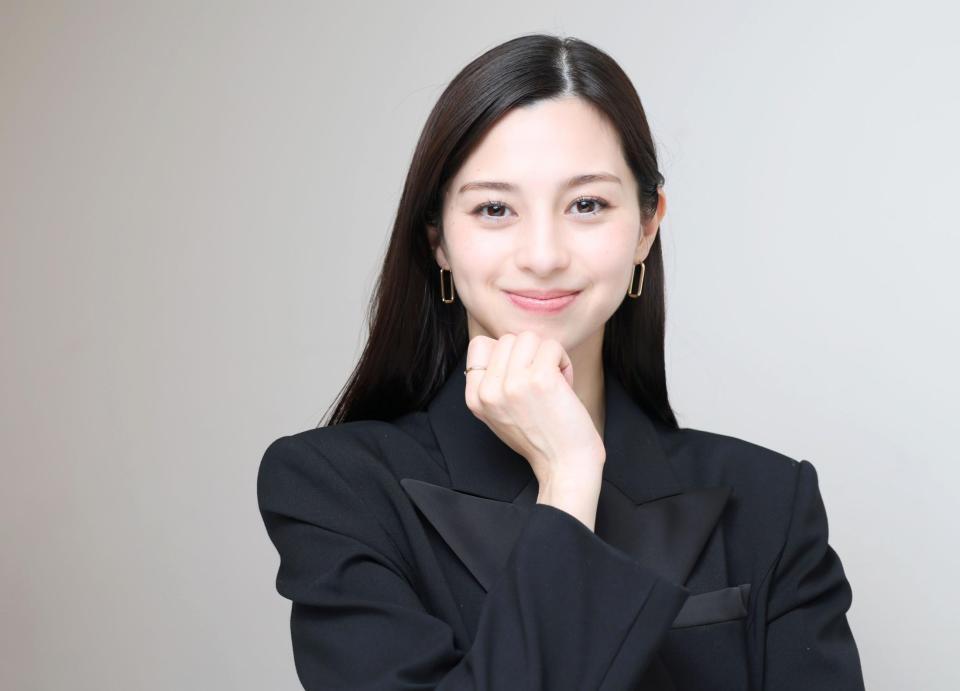 　ポーズを決める中条あやみ（撮影・石井剣太郎）