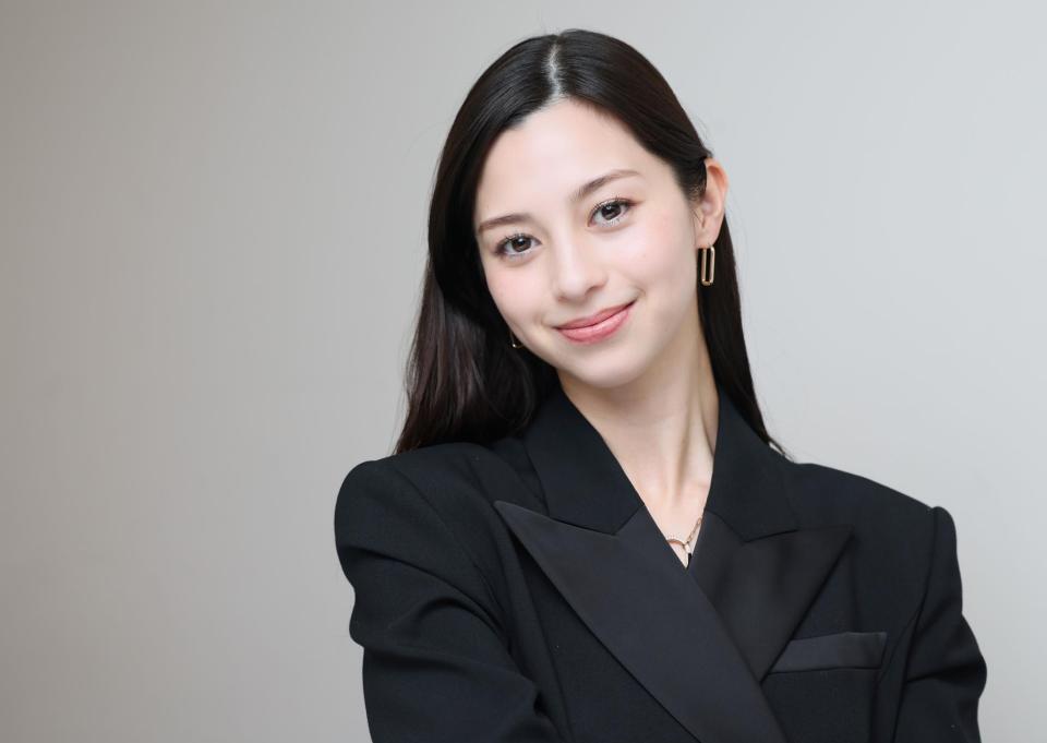 　ポーズを決める中条あやみ（撮影・石井剣太郎）