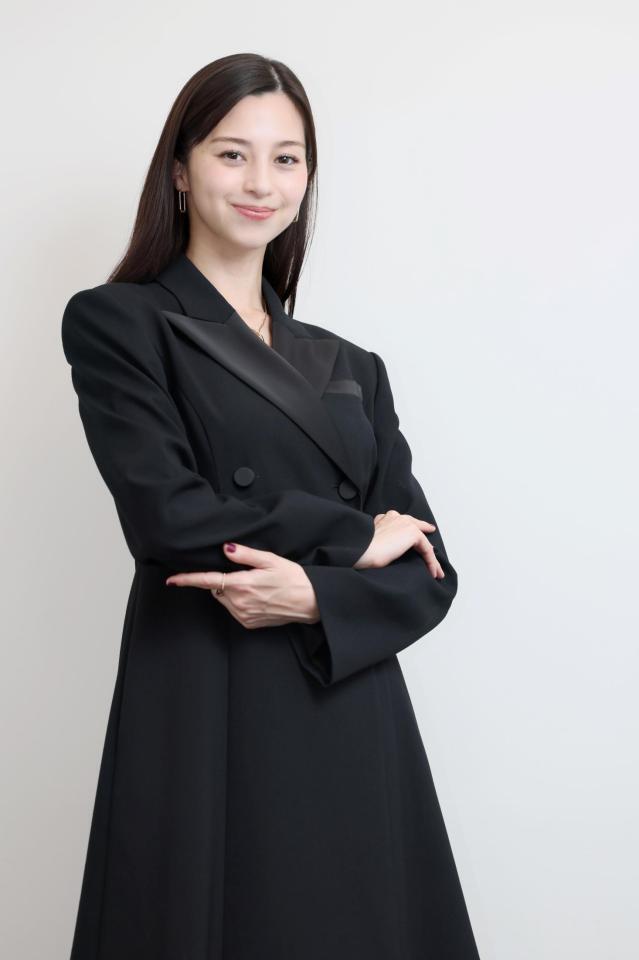 　ポーズを決める中条あやみ