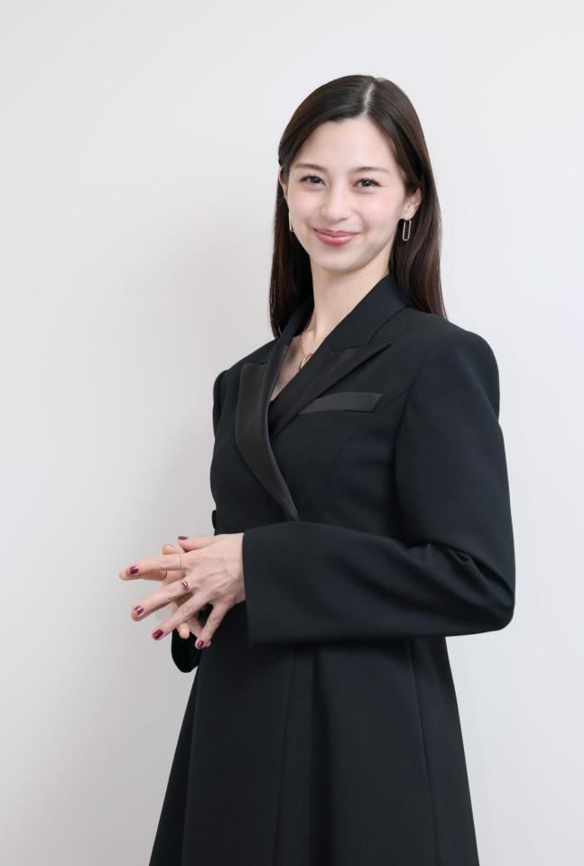 　ポーズを決める中条あやみ