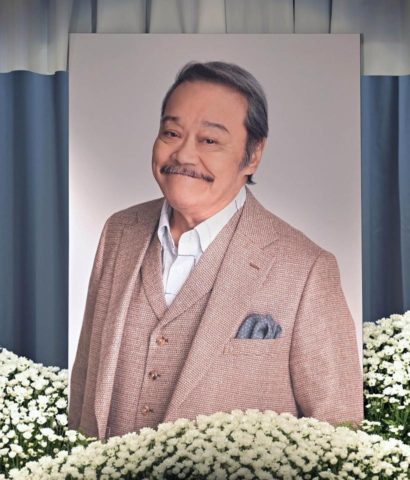 　西田敏行さんの遺影（撮影・持木克友）