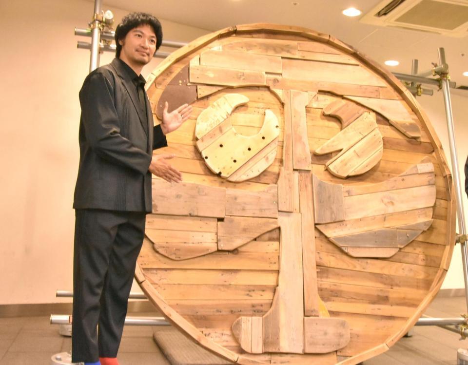 　アート作品をお披露目した青木崇高