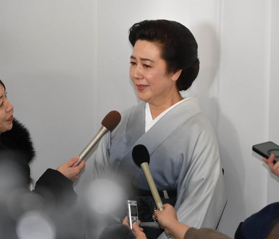 　囲み会見で悲しげな表情を見せる名取裕子（撮影・持木克友）