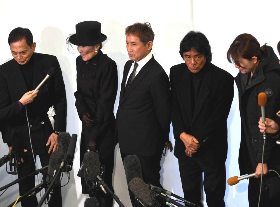 　囲み会見に応じる（左から）柴俊夫、萬田久子、田中健、松崎しげる（撮影・持木克友）