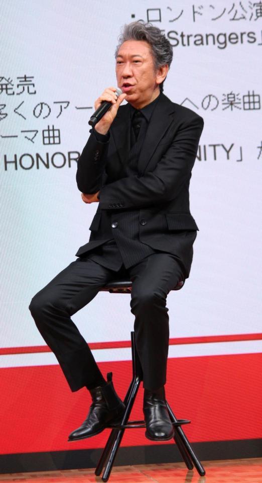 　入学検討者に語りかける布袋寅泰