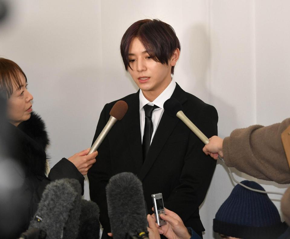 　囲み会見で悲しげな表情を浮かべる山田涼介（撮影・持木克友）