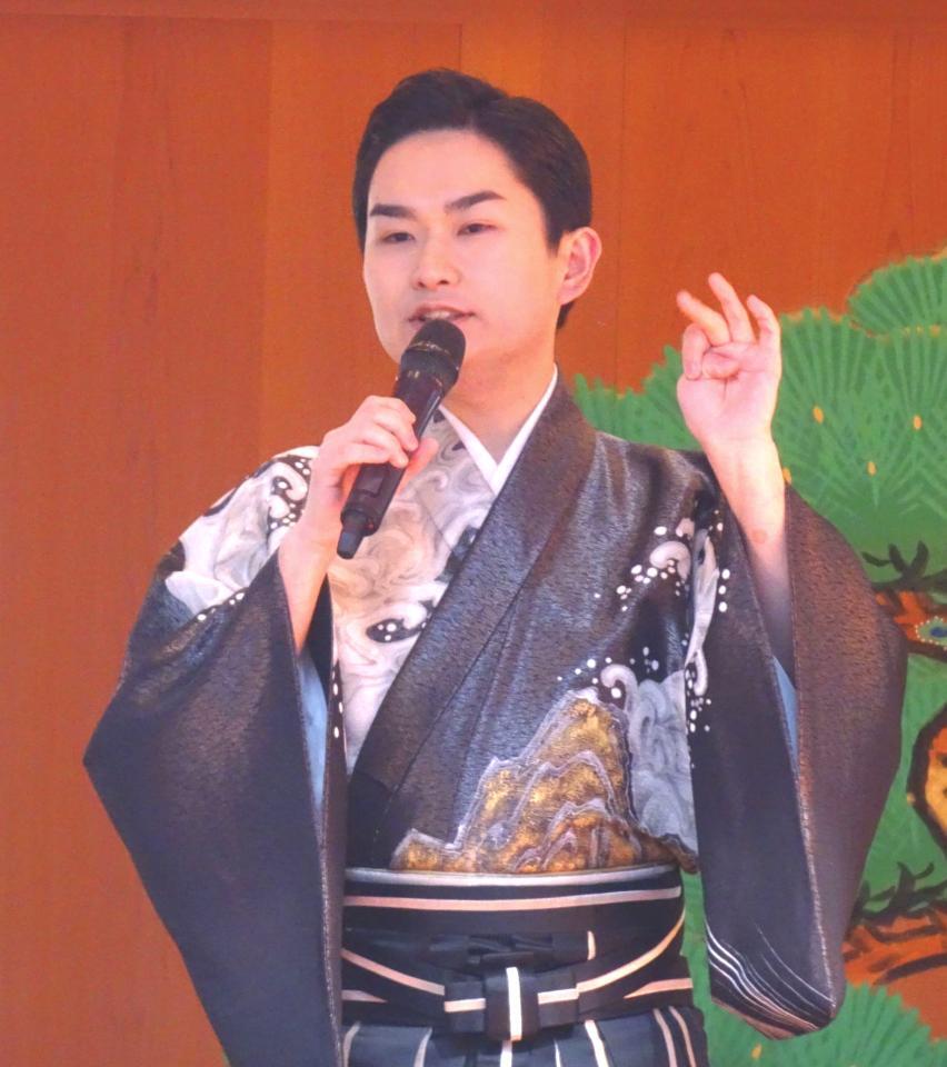 　東京・花園神社で新曲「津軽三味線物語」のヒット祈願を行った彩青