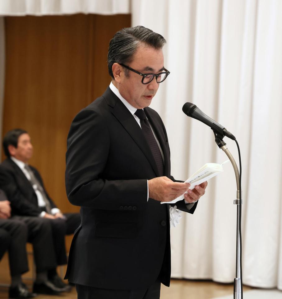 　弔辞を読む三谷幸喜氏
