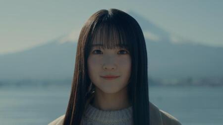 　乃木坂４６の６期生として公開された鈴木佑捺