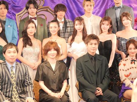 　番組参加者１５人とともに撮影に応じた（最前列左から）せいや、ＹＯＵ、岩田剛典、谷まりあ