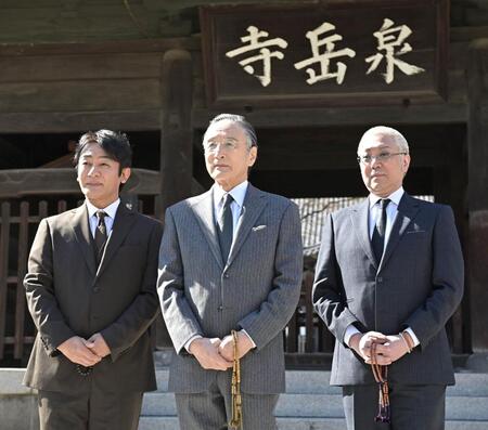 　大石内蔵助の墓参りをする（左から）片岡愛之助、片岡仁左衛門、尾上松緑（撮影・持木克友）