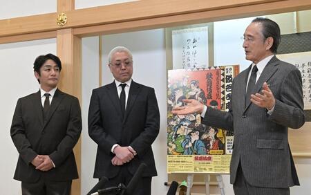 　墓参りを終え囲み会見に応じる（左から）片岡愛之助、尾上松緑、片岡仁左衛門（撮影・持木克友）