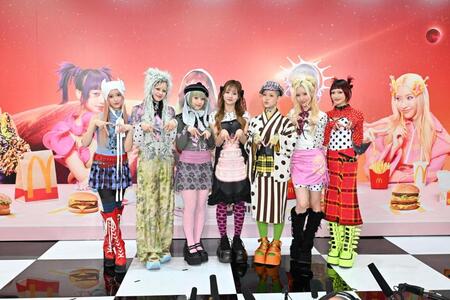 　「マクドナルド　ＧＡＬＡＸＹ展」の取材会に登場したＸＧの（左から）ＣＨＩＳＡ、ＨＡＲＶＥＹ、ＨＩＮＡＴＡ、ＪＵＲＩＡ、ＣＯＣＯＮＡ、ＭＡＹＡ、ＪＵＲＩＮ