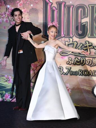 　Ｋｅｍｉｏ（左）に導かれ会場を後にするアリアナ・グランデ（撮影・佐々木彰尚）