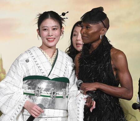 　シンシア・エリヴォ（右）と手を握る高畑充希（撮影・佐々木彰尚）