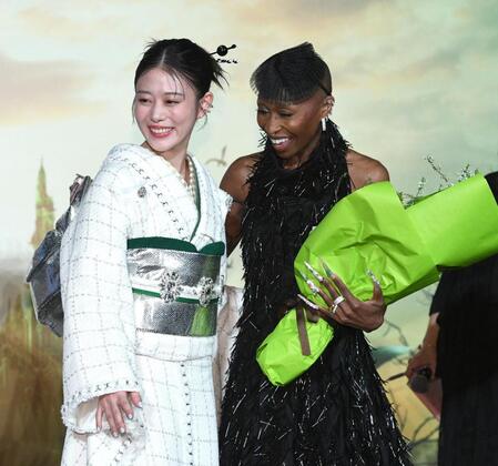 　シンシア・エリヴォ（右）に花束を手渡した高畑充希（撮影・佐々木彰尚）