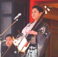 　東京・花園神社で新曲「津軽三味線物語」のヒット祈願を行った彩青