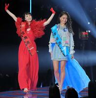 　東京ガールズコレクションに登場した鳥居みゆき（左）池田美優＝２０１９年９月