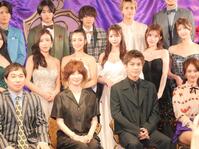 　番組参加者１５人とともに撮影に応じた（最前列左から）せいや、ＹＯＵ、岩田剛典、谷まりあ