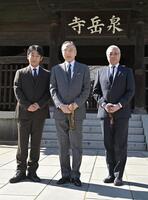 　大石内蔵助の墓参りをする（左から）片岡愛之助、片岡仁左衛門、尾上松緑（撮影・持木克友）