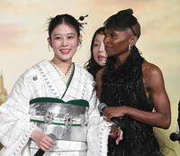 　シンシア・エリヴォ（右）と手を握る高畑充希（撮影・佐々木彰尚）