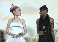 　談笑するアリアナ・グランデ（左）とシンシア・エリヴォ（撮影・佐々木彰尚）