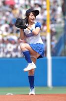 　ヤクルト対ロッテ戦の試合前、始球式に登場した磯山さやか＝０６年６月