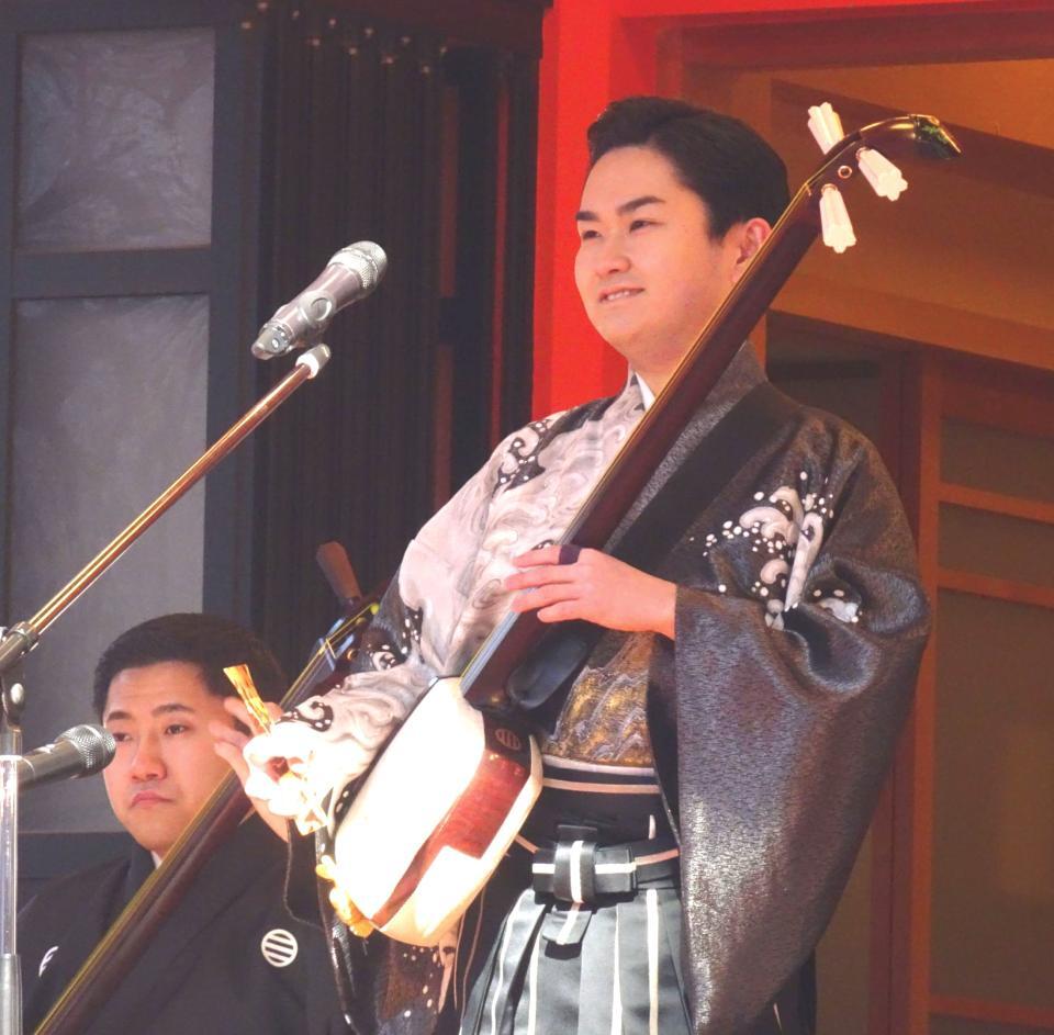 　東京・花園神社で新曲「津軽三味線物語」のヒット祈願を行った彩青