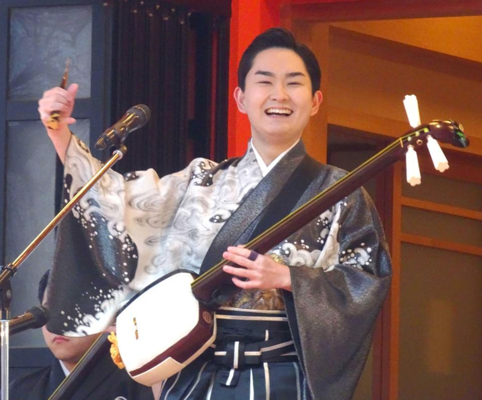 　東京・花園神社で新曲「津軽三味線物語」のヒット祈願を行った彩青