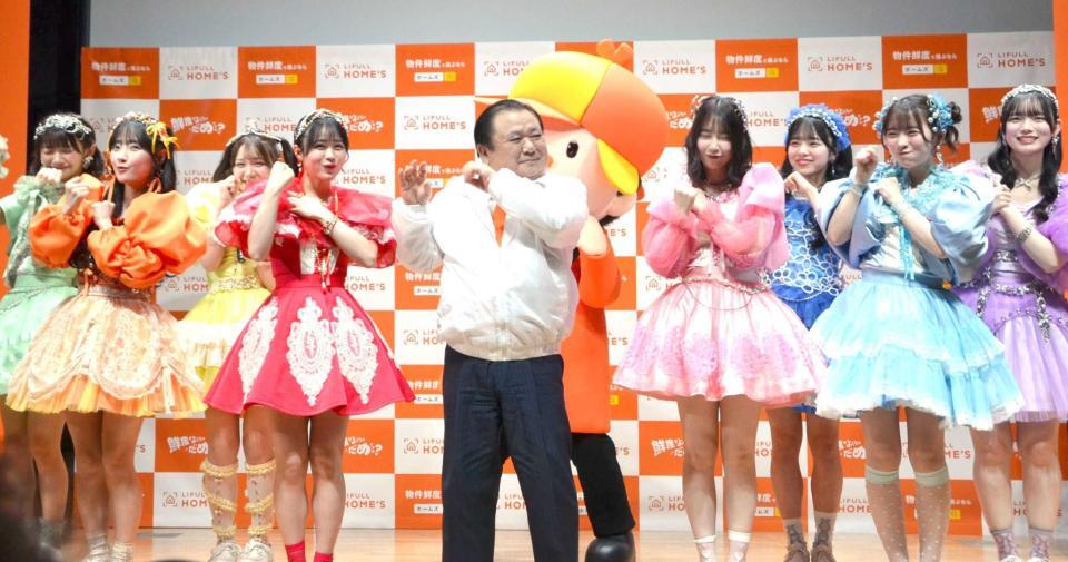 　ダンスパフォーマンスを披露する木村清社長（中央）とＣＵＴＩＥ　ＳＴＲＥＥＴ