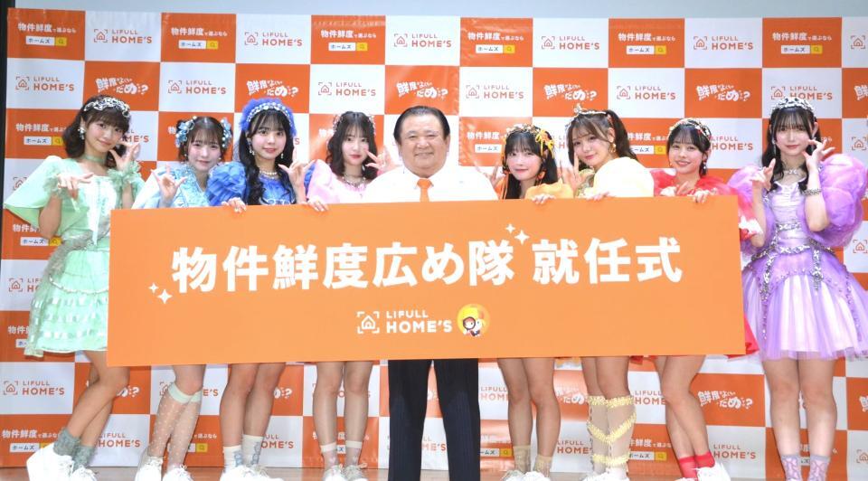 　「ＬＩＦＵＬＬ　ＨＯＭＥ’Ｓ物件鮮度広め隊　就任式」に登場した、株式会社喜代村（すしざんまい）・木村清社長（中央）とＣＵＴＩＥ　ＳＴＲＥＥＴ