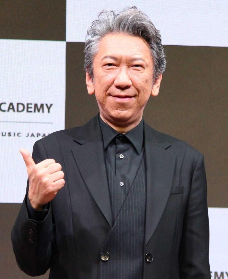 　ポーズを決める布袋寅泰