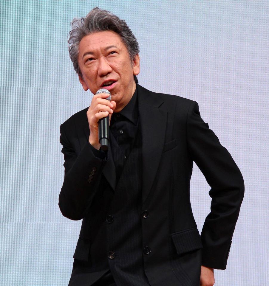 　入学検討者に語りかける布袋寅泰