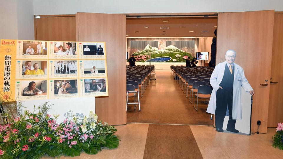 　西田敏行さんの写真パネルと祭壇（撮影・持木克友）